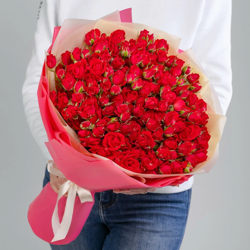 Необычный букет из 39 маленьких кустовых красных роз купить в Краснодаре с  доставкой